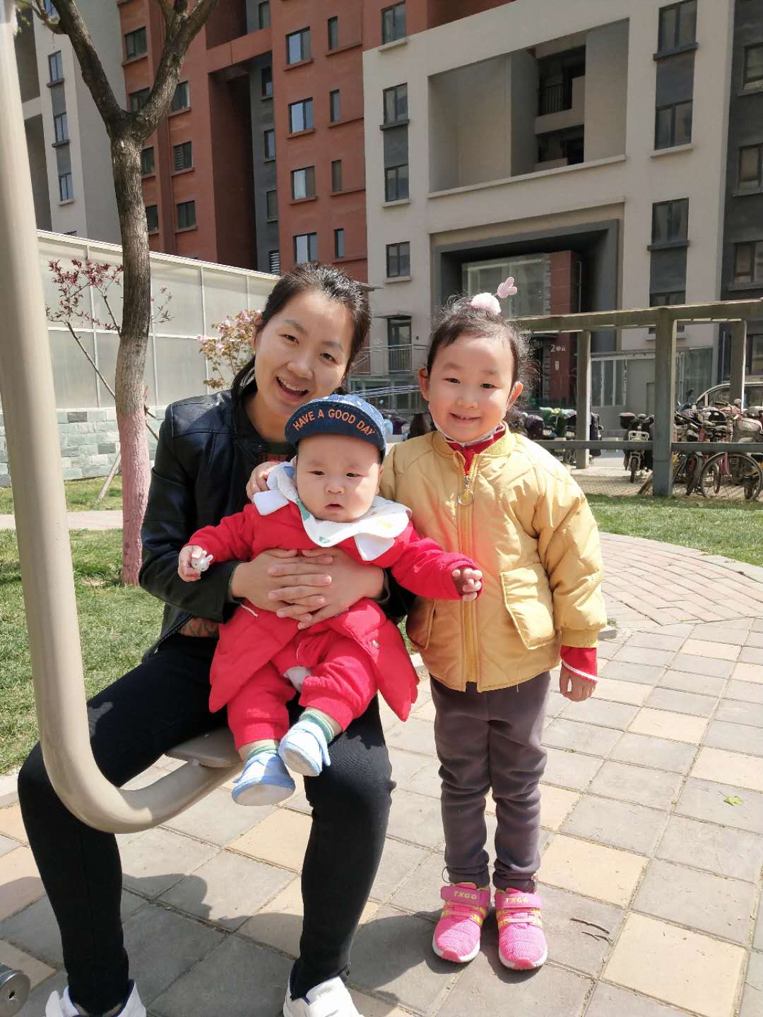 1590415721403087.jpg 李成举与子女.jpg